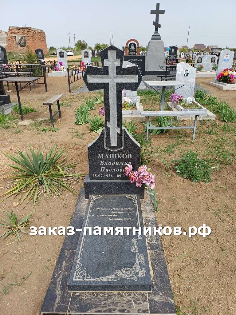 Надгробный памятник из черного гранита в форме креста фото